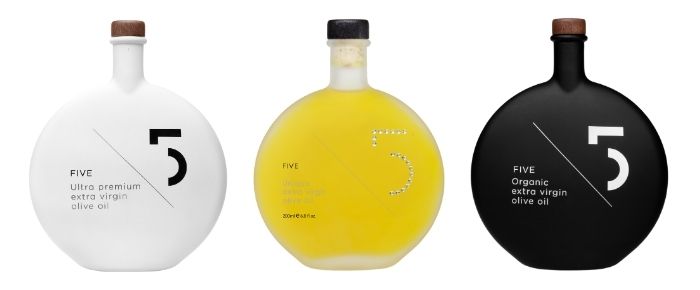 Trojice designových láhví prémiového olivového oleje FIVE